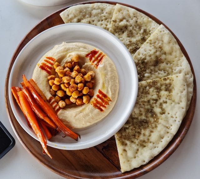 hummus met pitabrood past perfect binnen een eiwitrijk dieet zonder zuivel