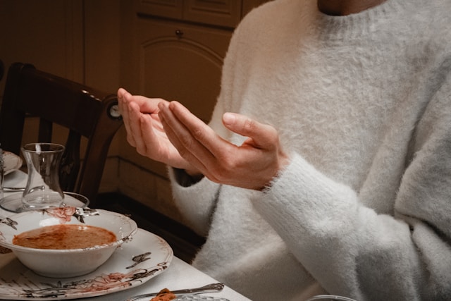 Man bidt voor het eten voor het geval dat hij per ongeluk lactose binnenkrijgt