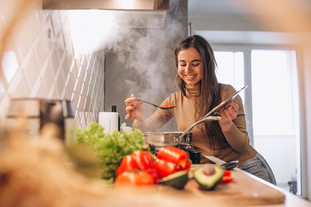 vrouw aan het koken